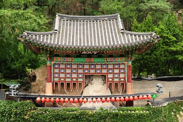 White Buddha 보도각 백불, near Seoul